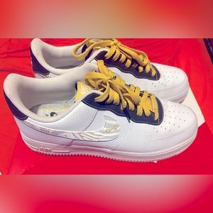 Nike Air Force 1 07 LV8 Gold Links Zebra.